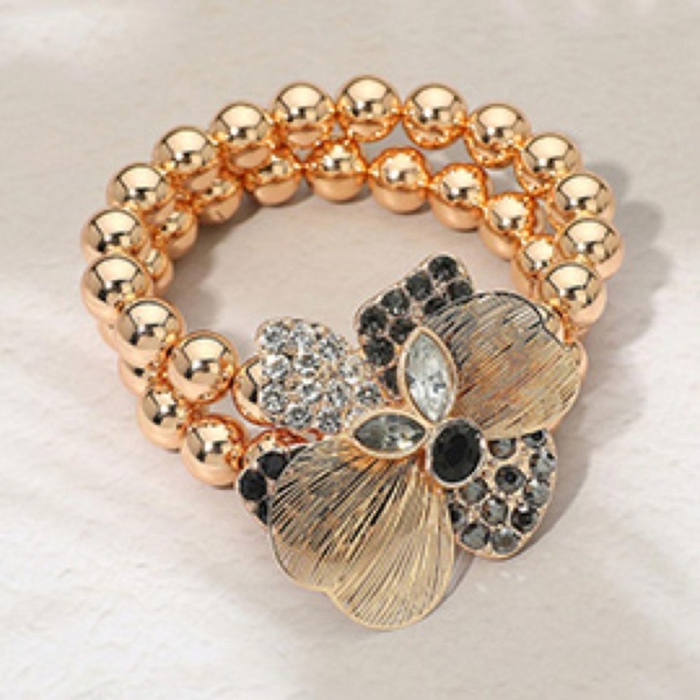Elegant Gold and Black Floral Ring